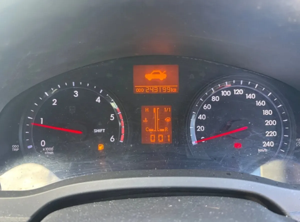 2015 Toyota Avensis 2.0 D4D - Image 2