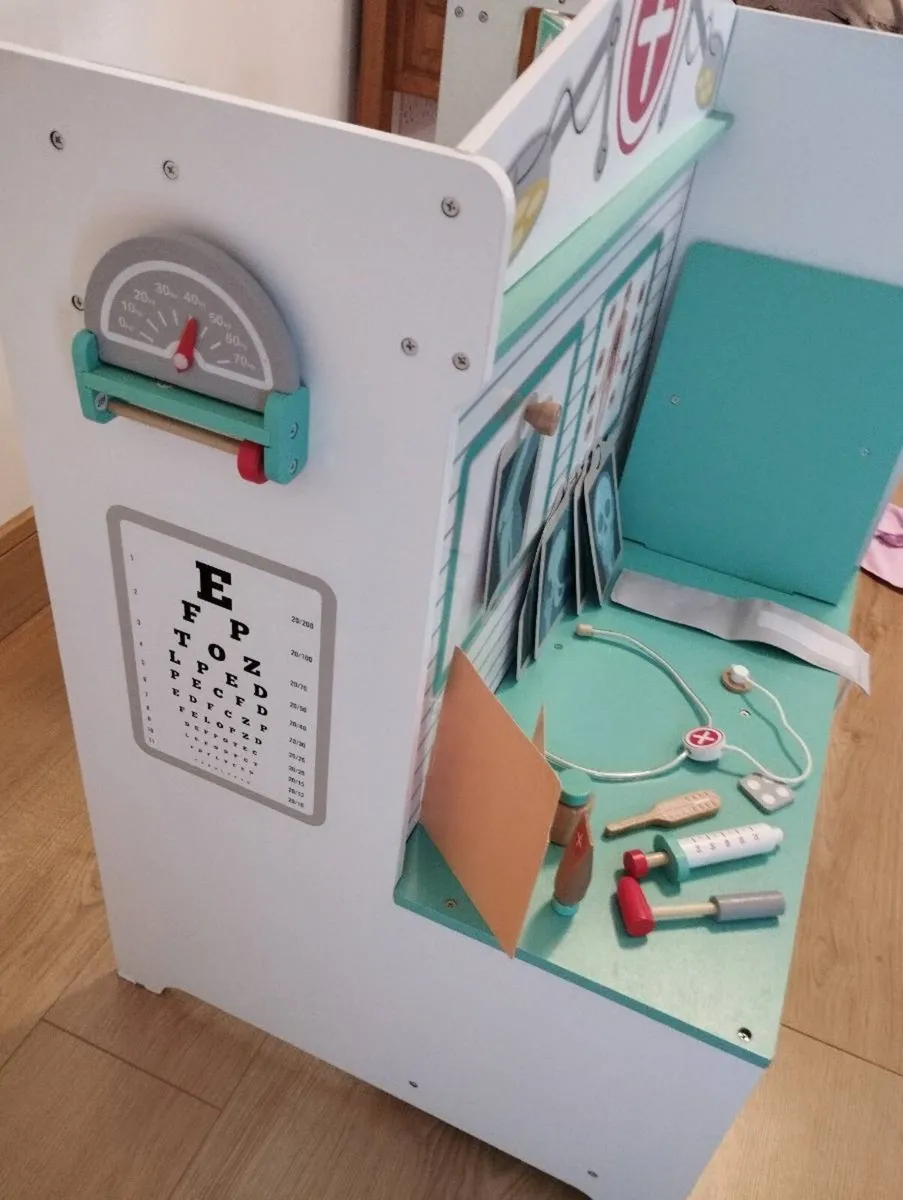 Wooden doctor surgery - Image 3