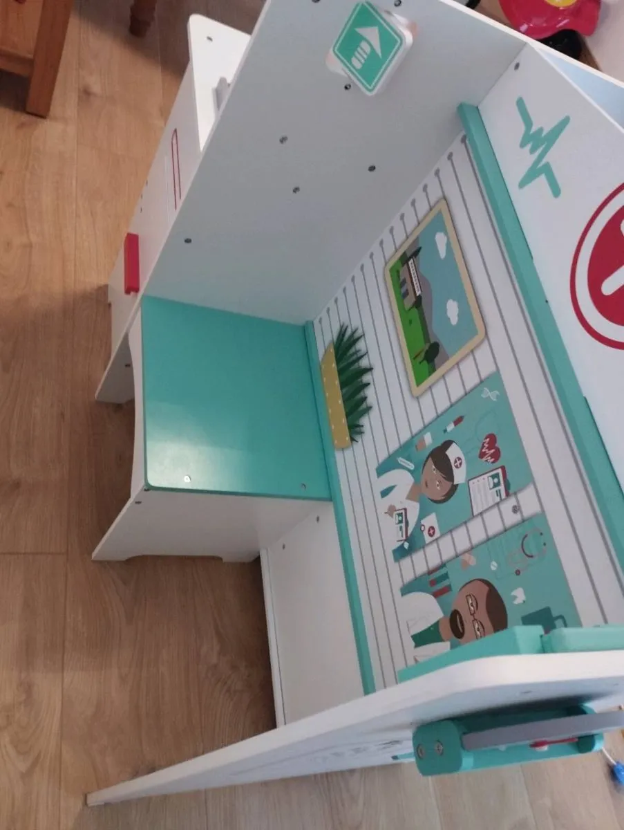 Wooden doctor surgery - Image 4