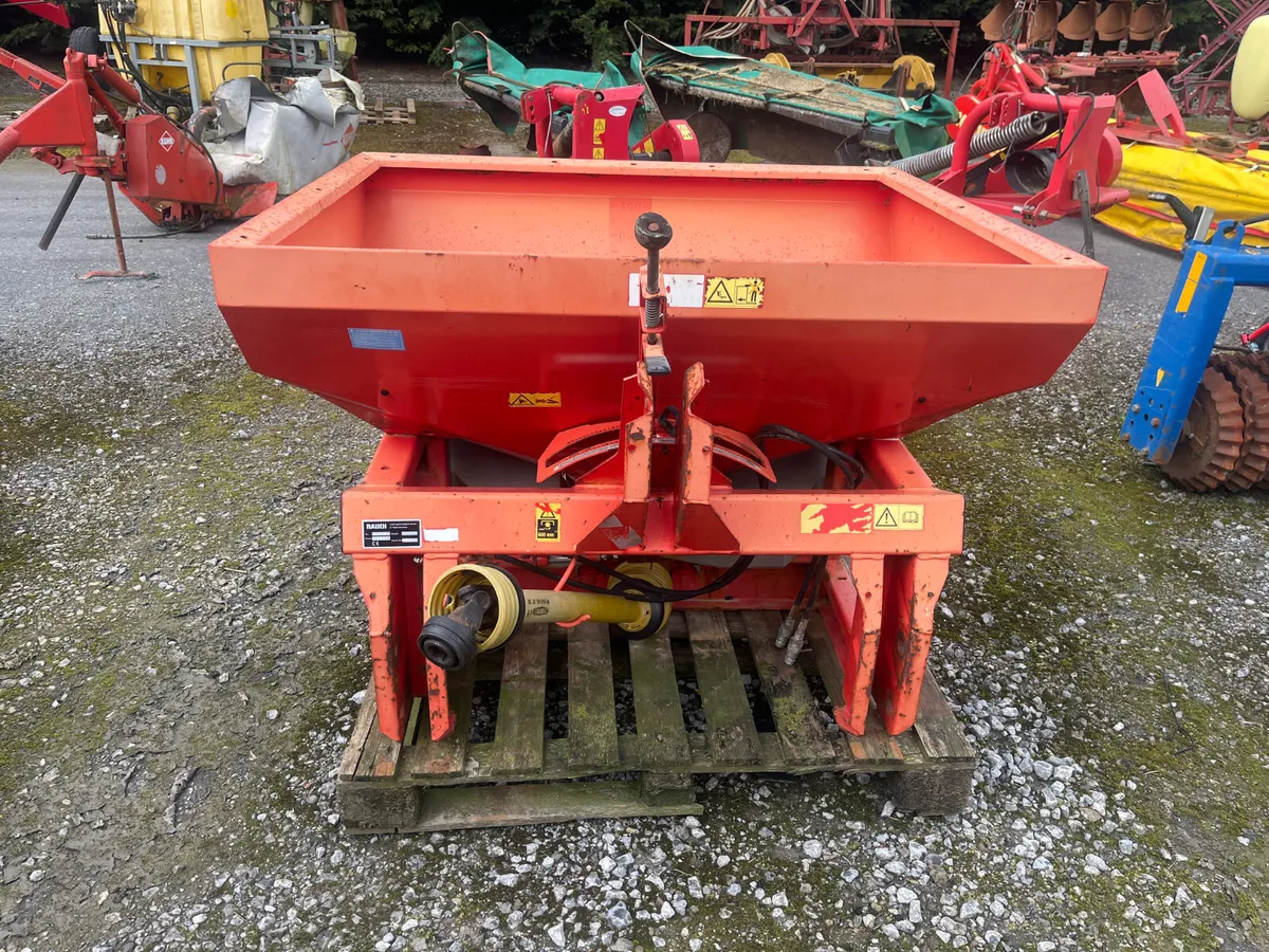 Fertiliser spreader - Image 1