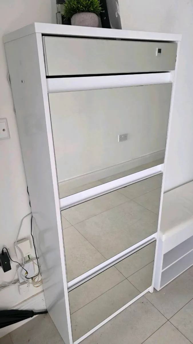 Shoes rack with mirrors