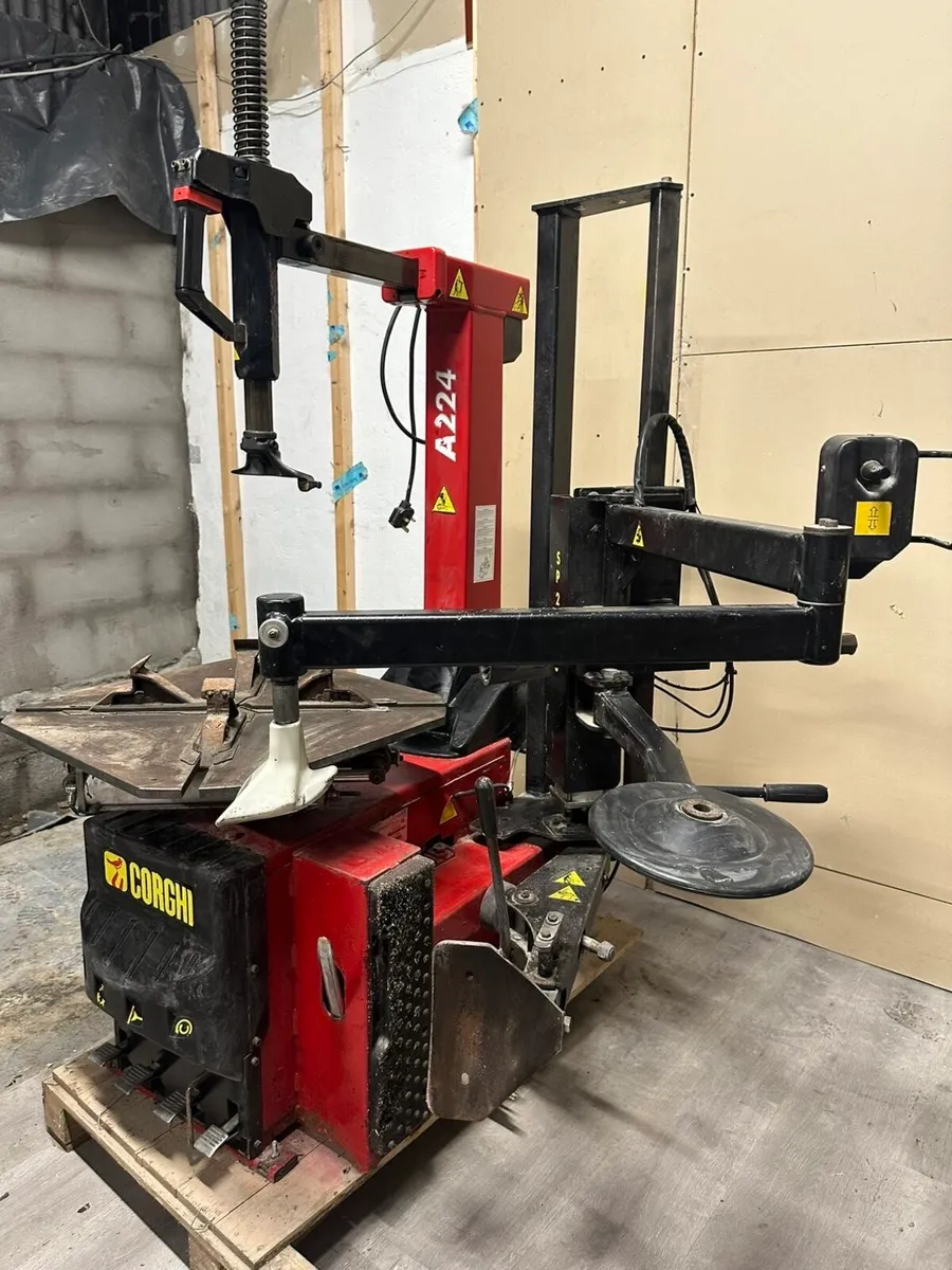 Corghi A224 tyre machine - Image 2
