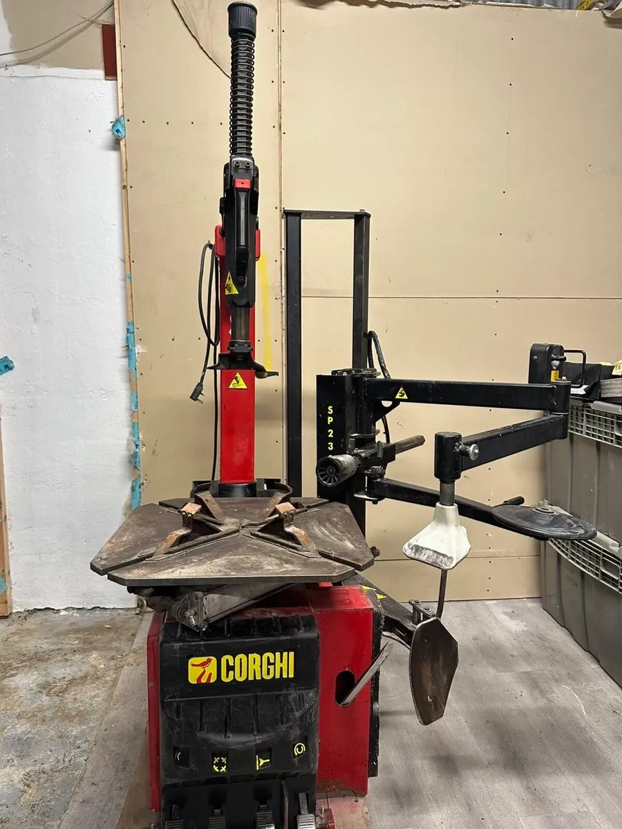Corghi A224 tyre machine - Image 1