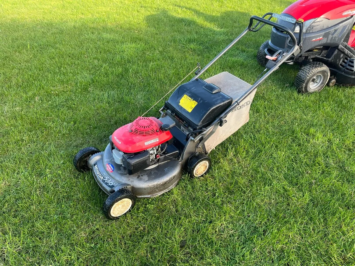 Honda walk behind lawn mower - Image 1