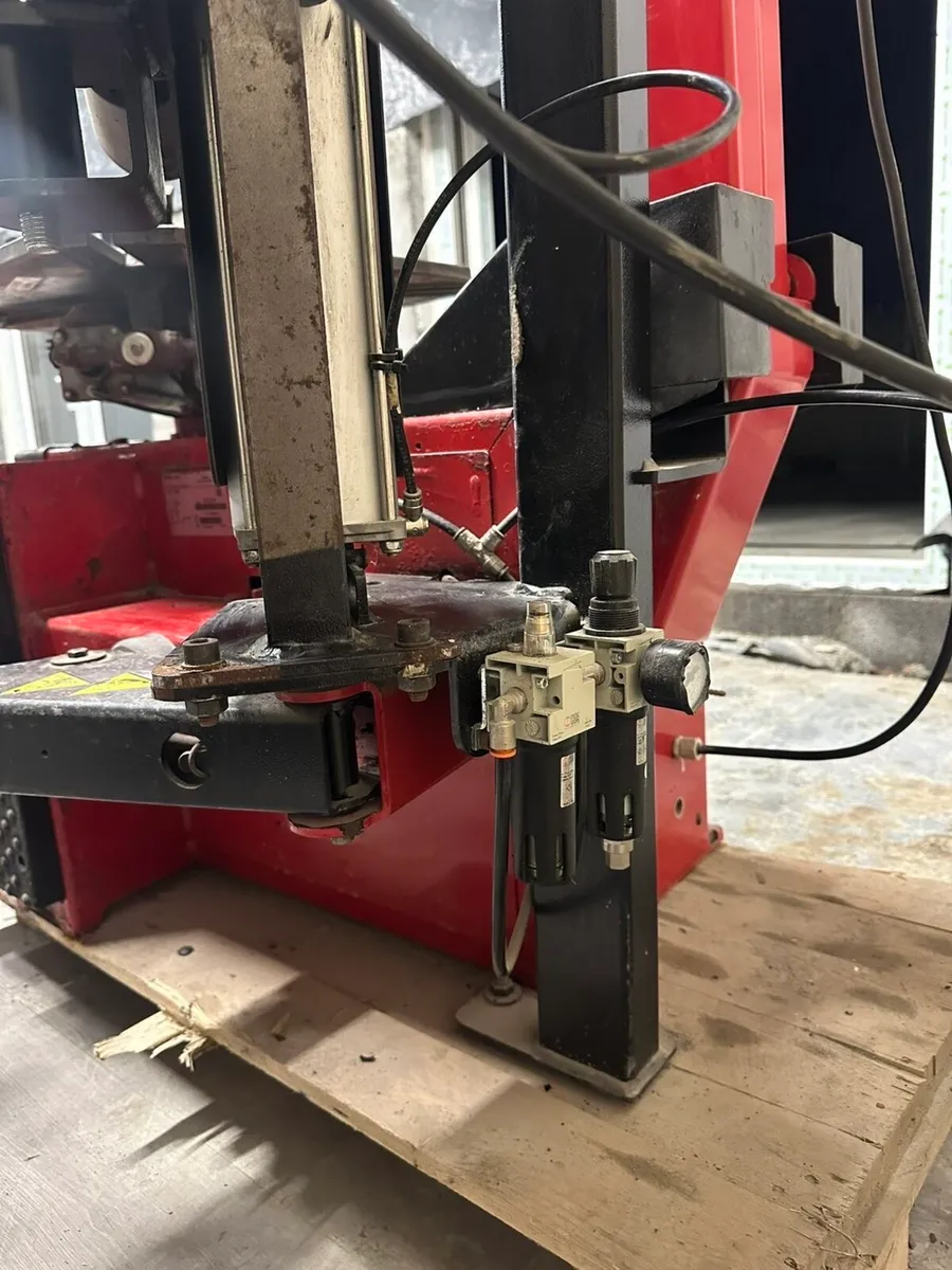 Corghi A224 tyre machine - Image 3