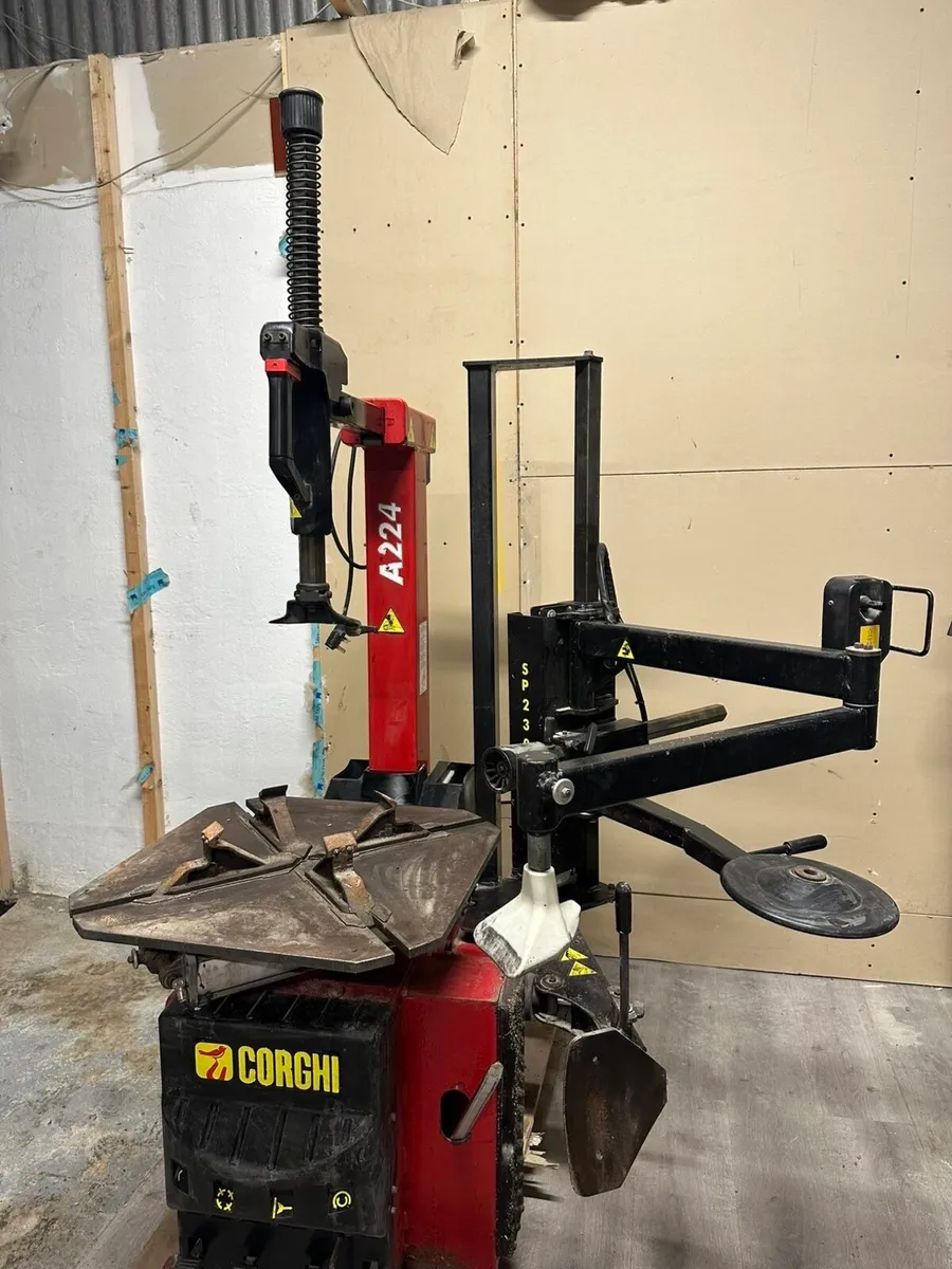 Corghi A224 tyre machine - Image 4
