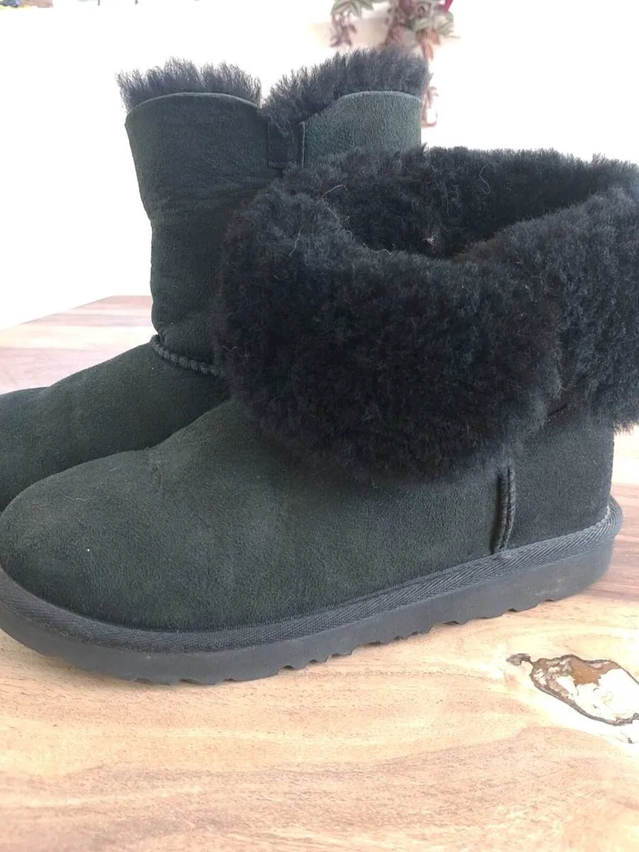 Postage Size 4 worn once black UGG - Image 1