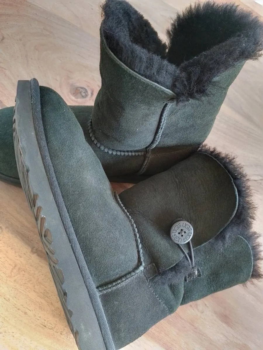 Postage Size 4 worn once black UGG - Image 2