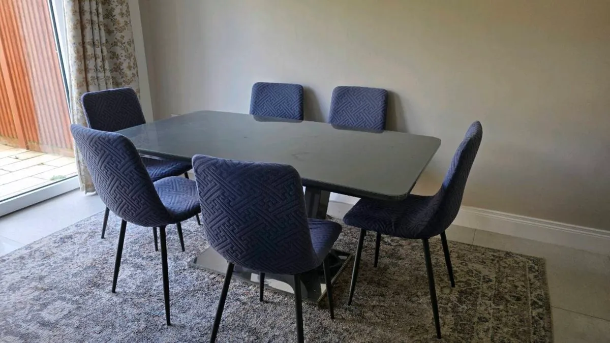 Dining table with 6 chairs - Image 1