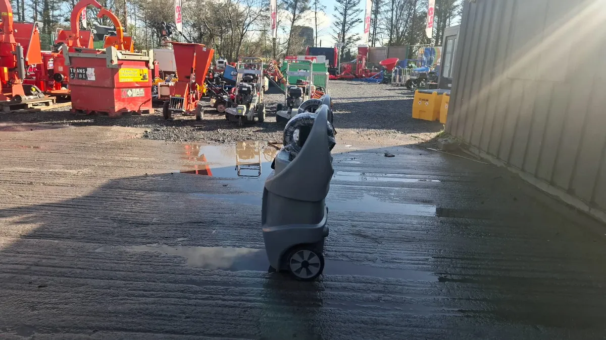 Boss 75L Plastic Fuel Caddy - Image 4