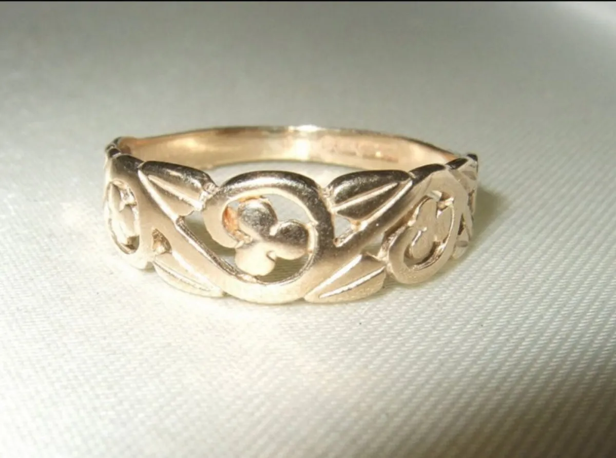 Vintage Hallmarked  9ct Gold 'Clover' Wedding Band - Image 2
