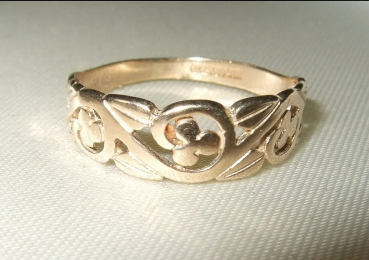 Vintage Hallmarked  9ct Gold 'Clover' Wedding Band - Image 3
