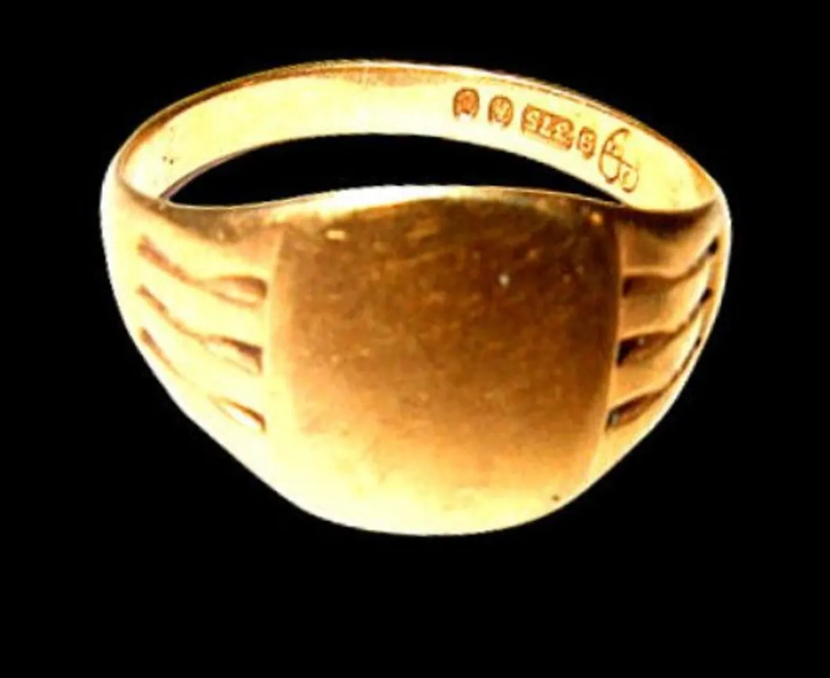 Vintage Traditional 9ct Gold Signet Ring - Image 1