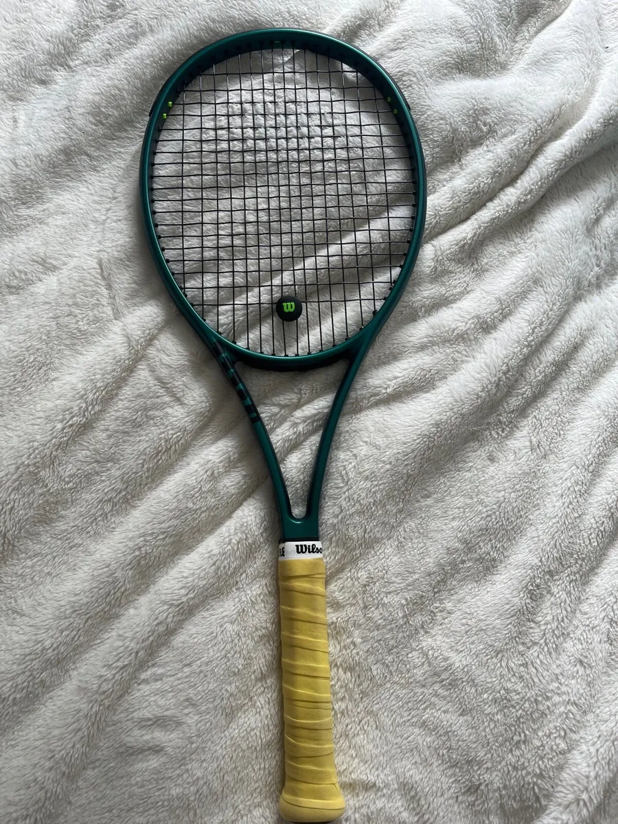 Wilson Blade 98 V9 tennis racket and bag - Image 1