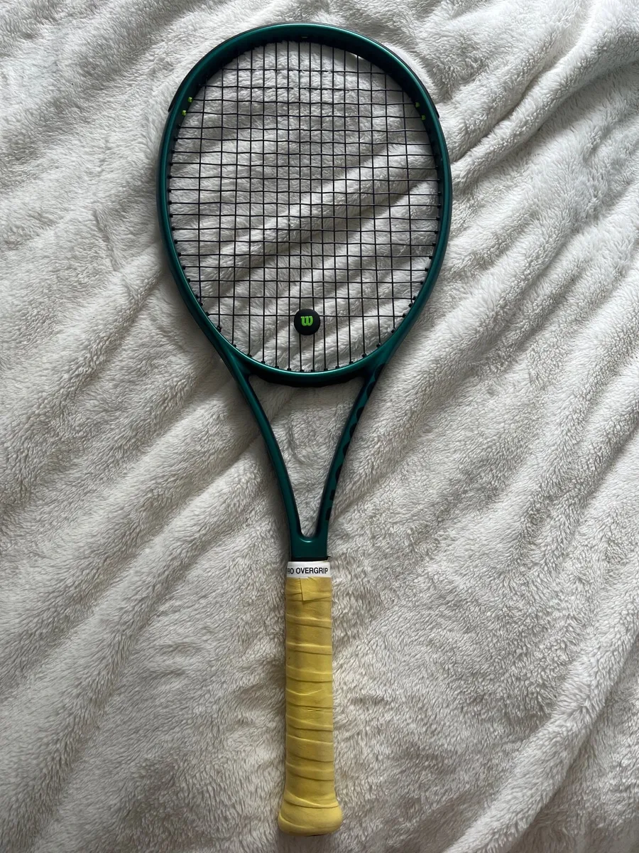 Wilson Blade 98 V9 tennis racket and bag - Image 2