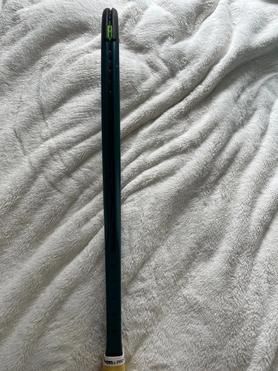 Wilson Blade 98 V9 tennis racket and bag - Image 3