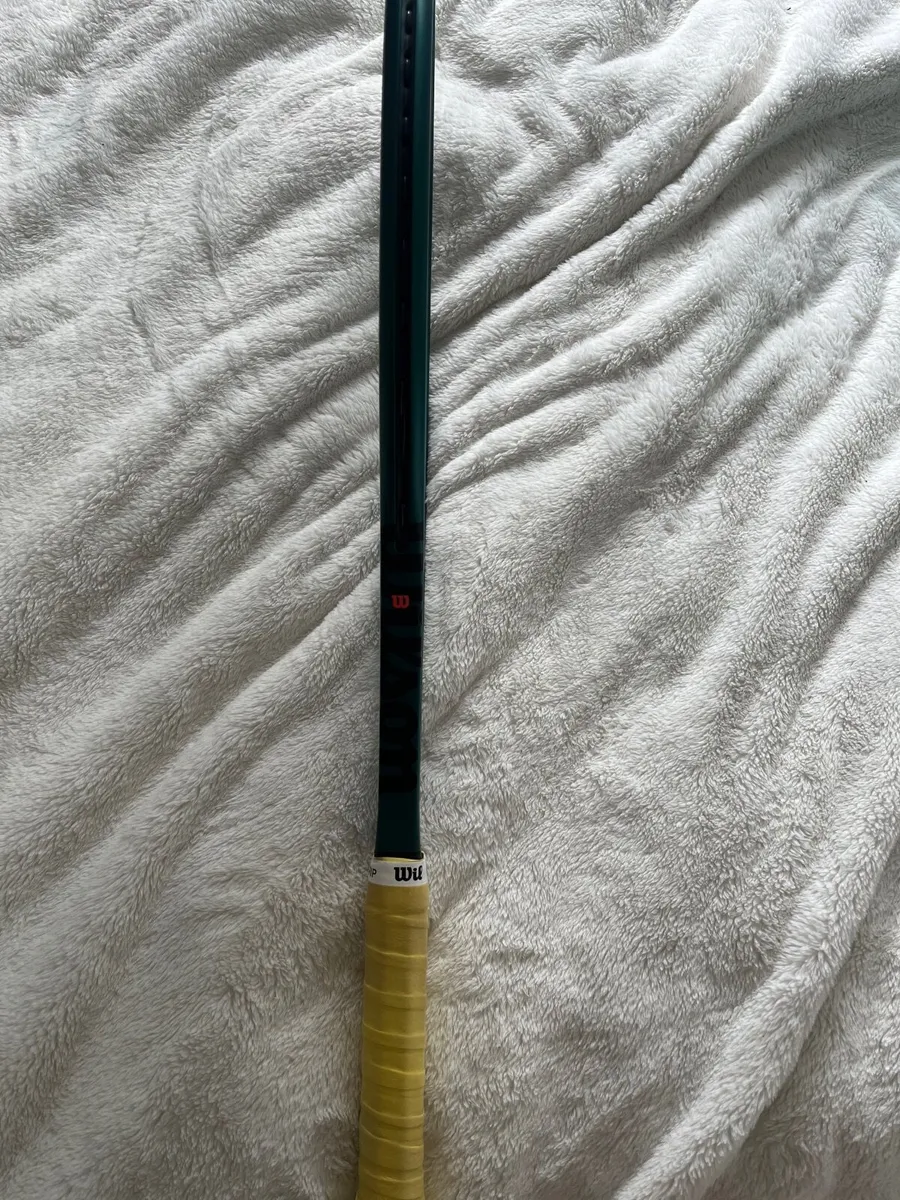 Wilson Blade 98 V9 tennis racket and bag - Image 4