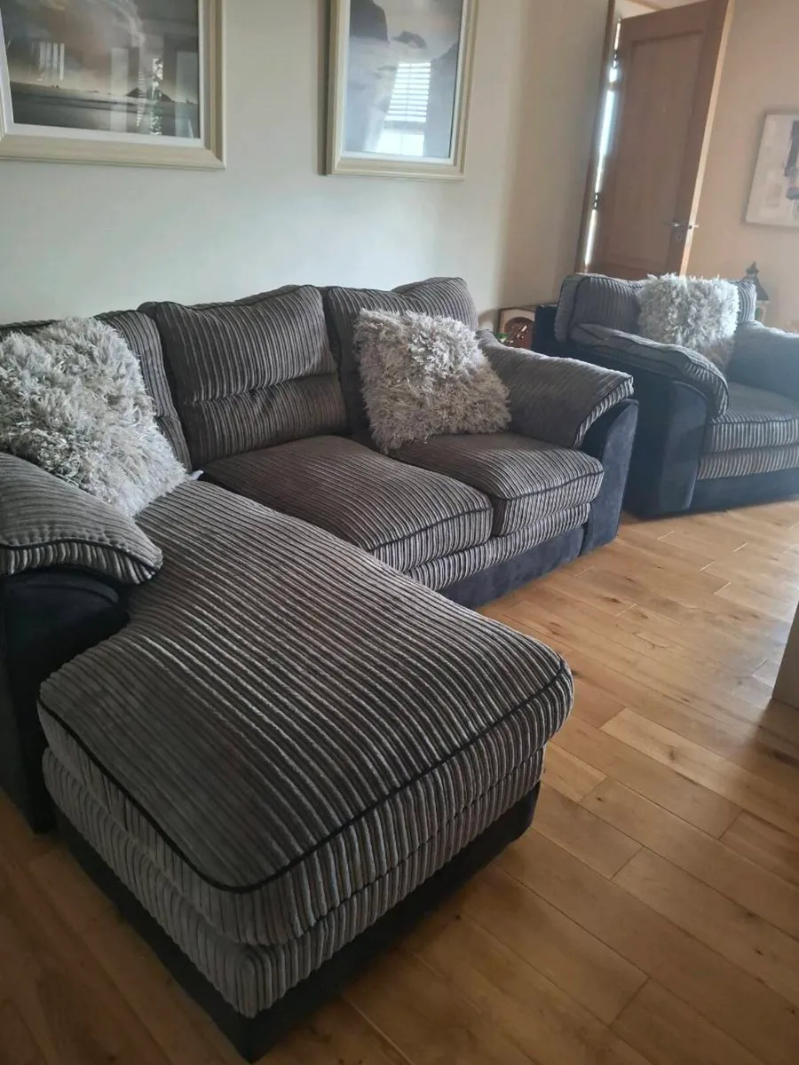 3 seat plus one seat - Image 1