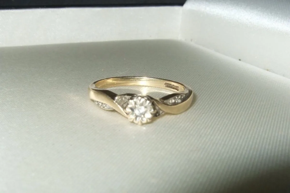 Vintage Hallmarked 9ct Gold Diamond Ring - Image 2
