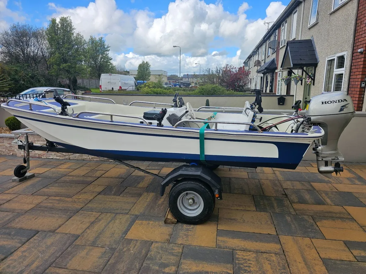 Dory boat and trailer - Image 4