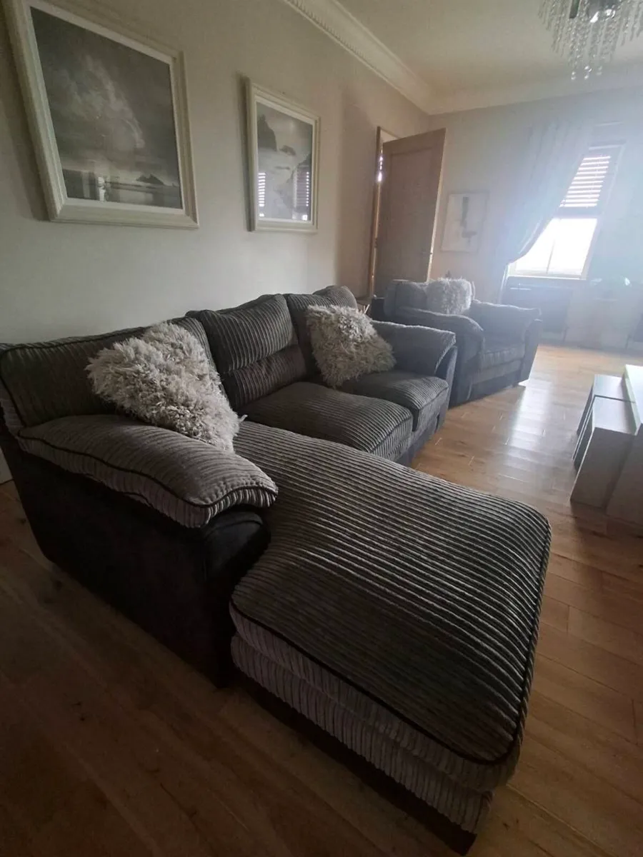 3 seat plus one seat - Image 2