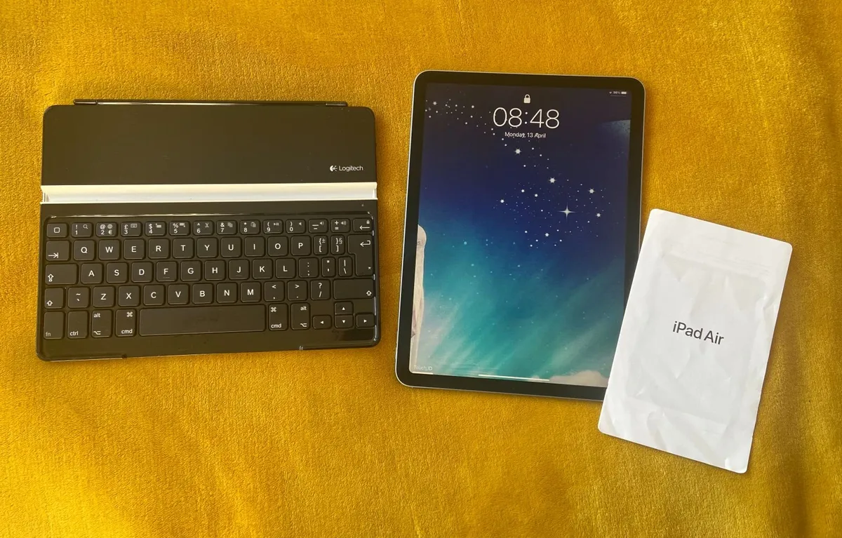 iPad Air (4th Generation, 64GB, Wifi, used twice )