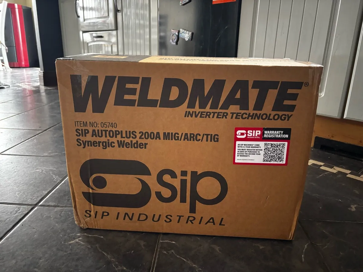 New mig welder 200amp with cart - Image 1