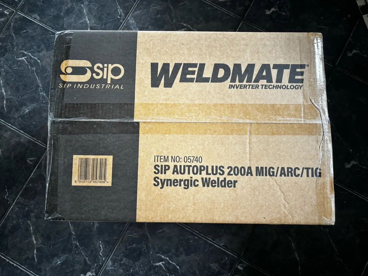 New mig welder 200amp with cart - Image 2