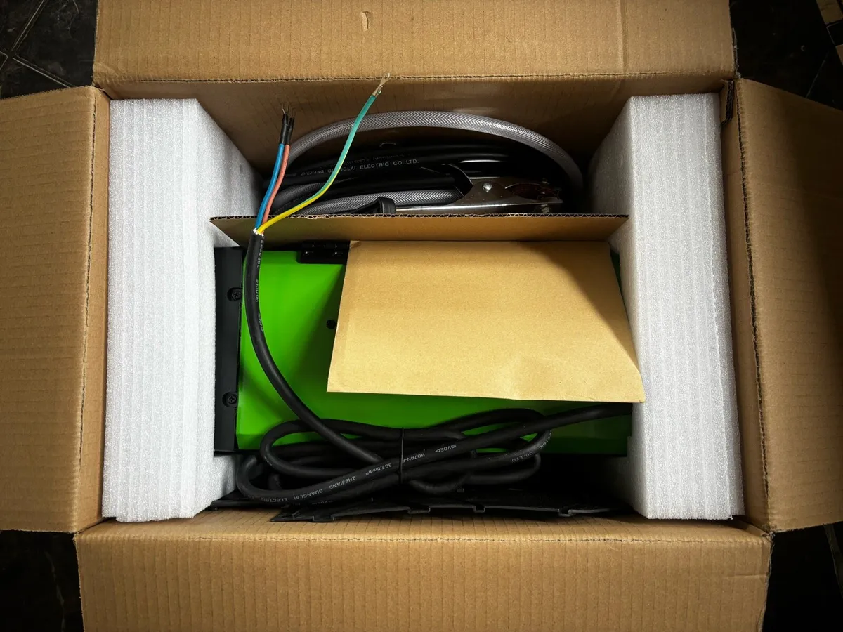 New mig welder 200amp with cart - Image 3