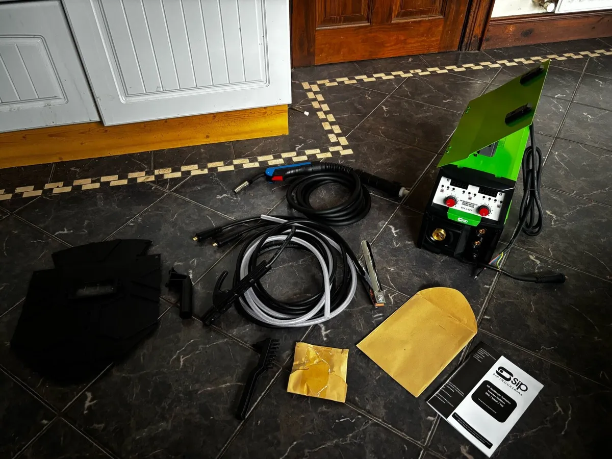 New mig welder 200amp with cart - Image 4