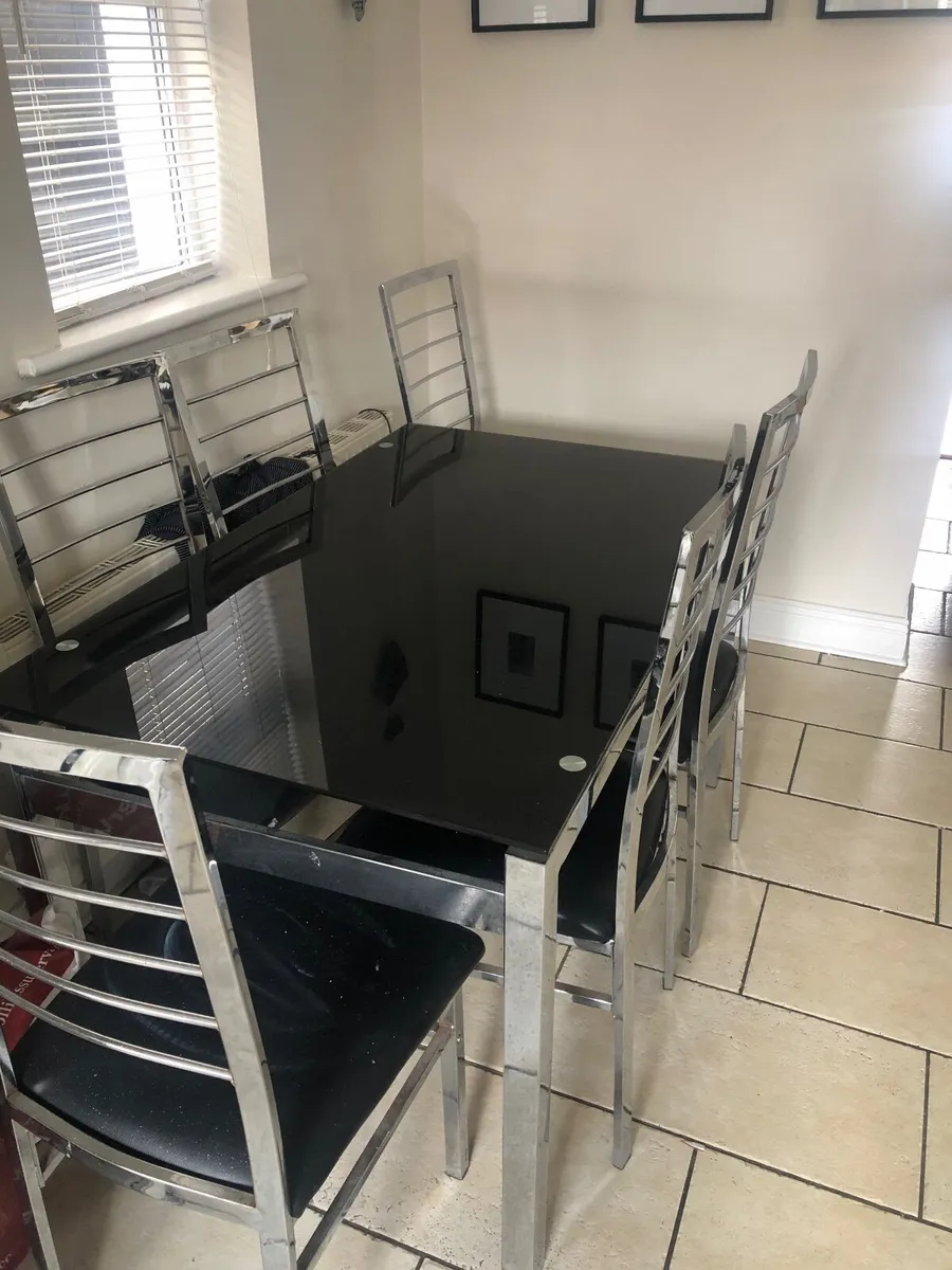 Table and chairs - Image 1