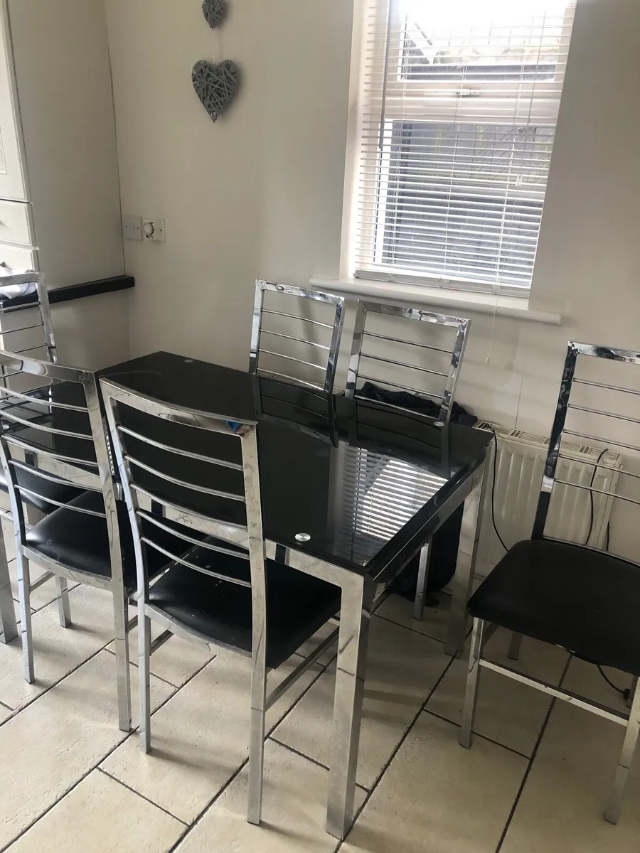 Table and chairs - Image 2