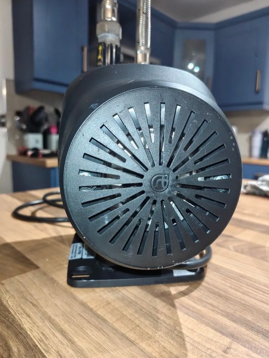 Mains water booster pump with expansion vessel - Image 2