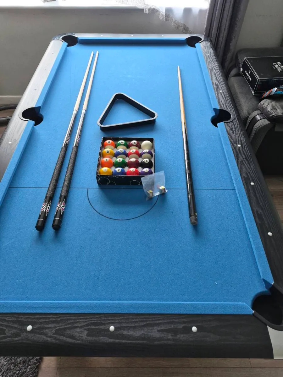Pool table - Image 1