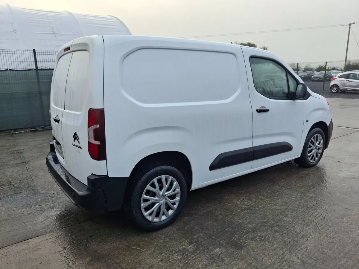 211 Citroen Berlingo Light Damage - Image 3