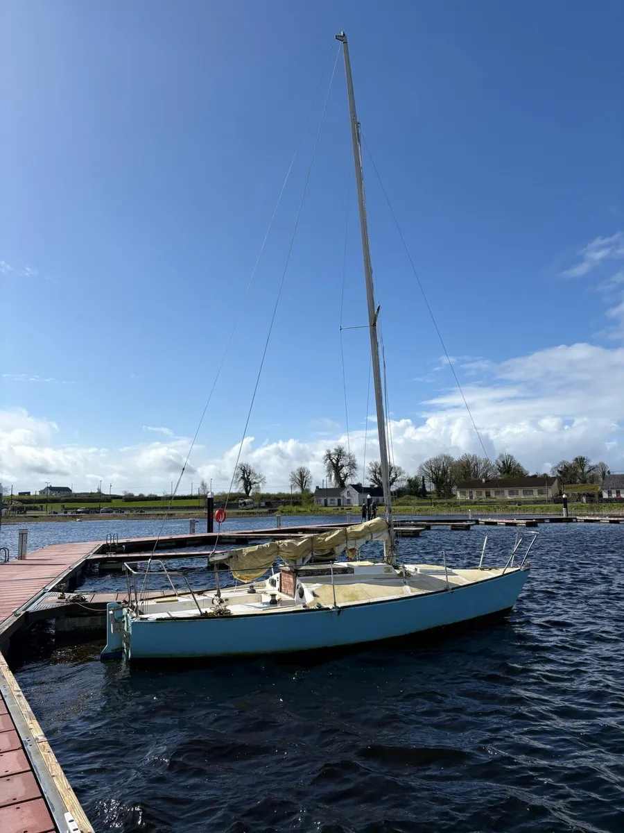 j 24 sailboat - Image 1