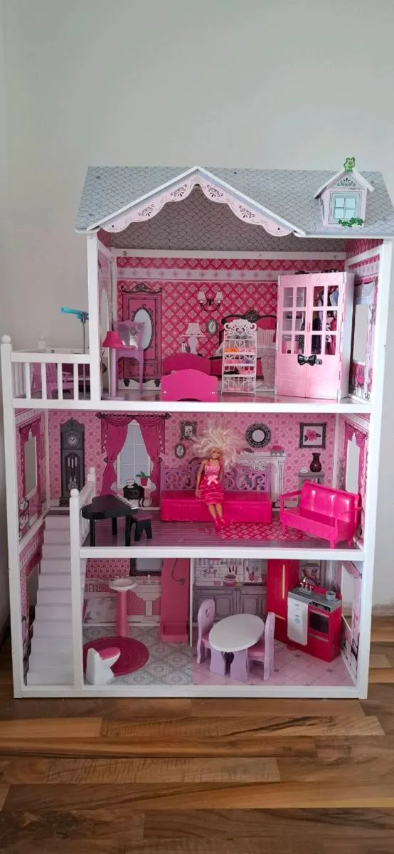 Large Dolls House - Image 1
