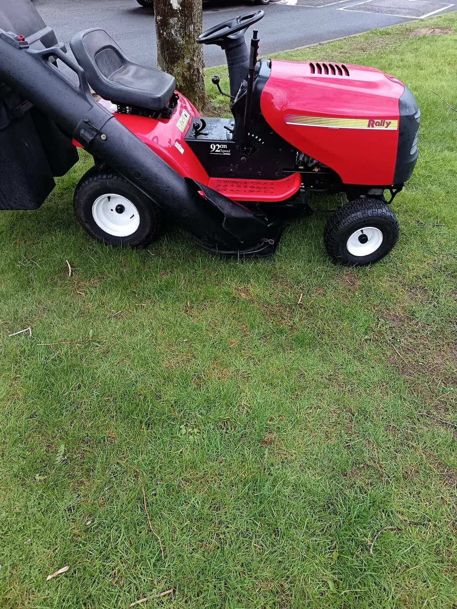 Rally petrol ride on lawnmower - Image 1