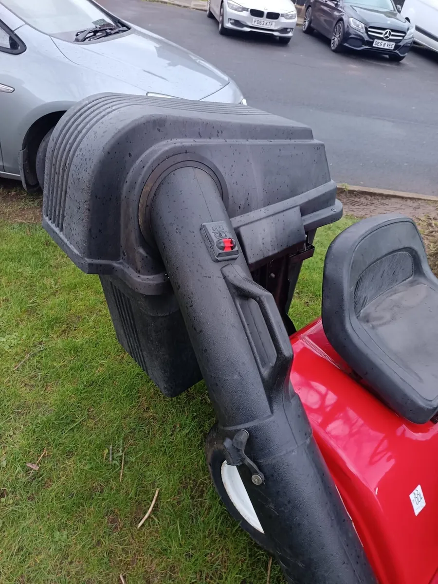 Rally petrol ride on lawnmower - Image 3