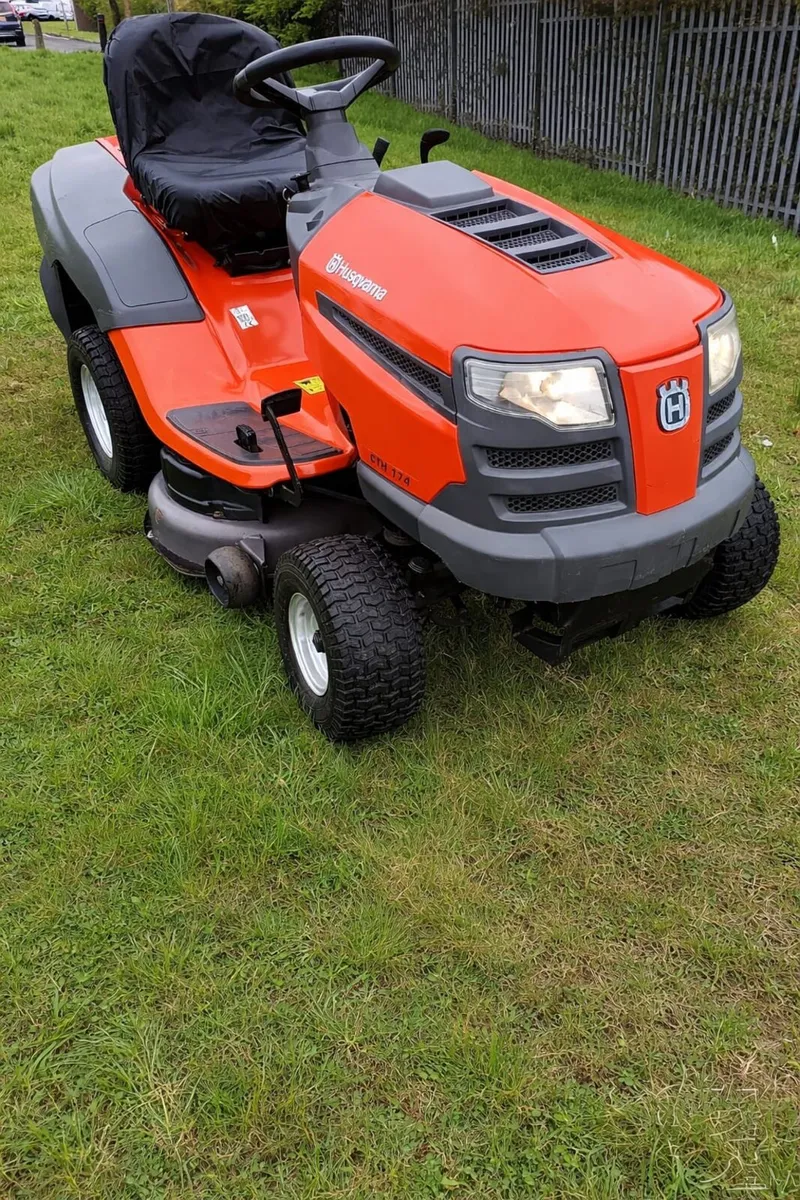 Husquvarna petrol ride on lawnmower - Image 2