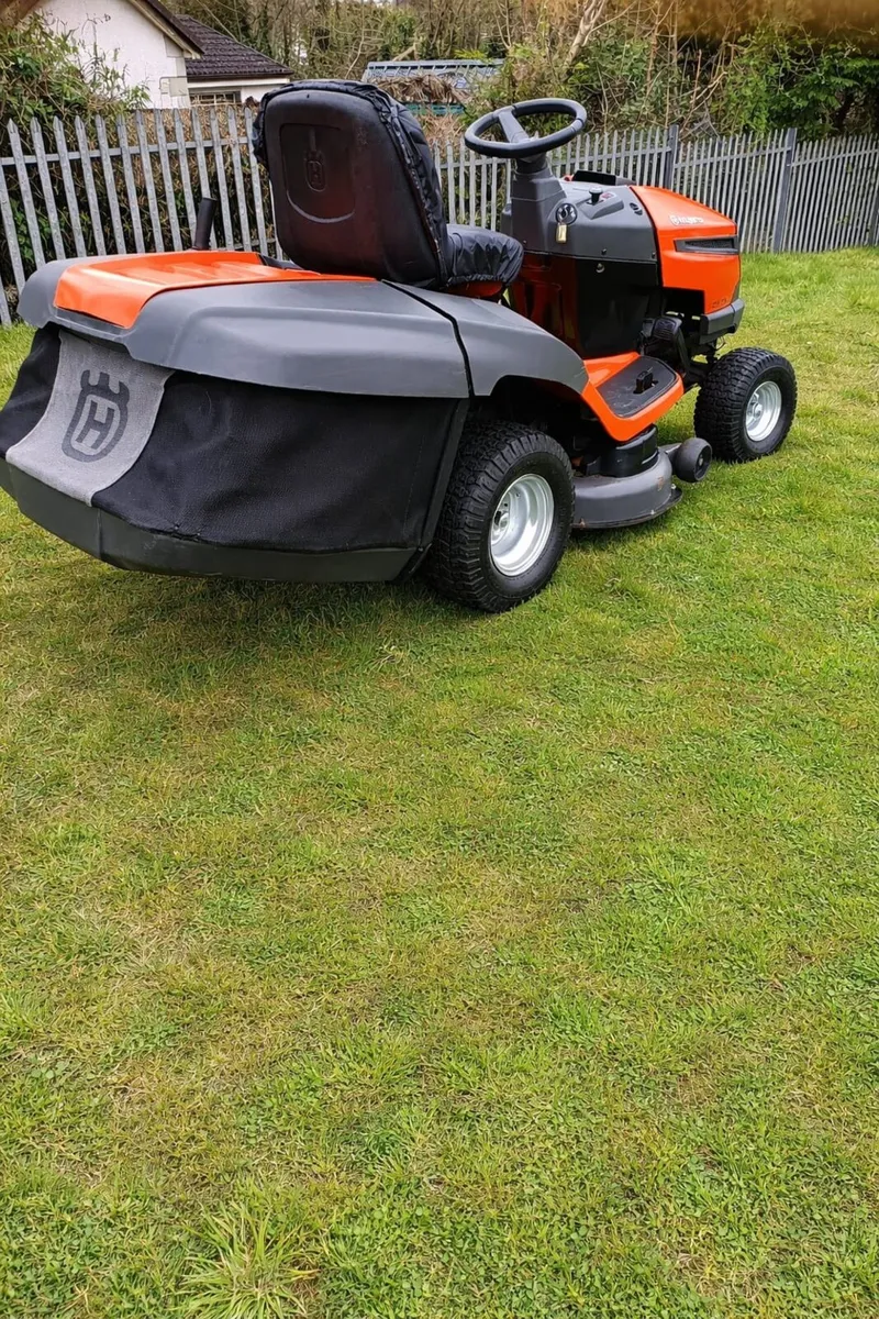 Husquvarna petrol ride on lawnmower - Image 4