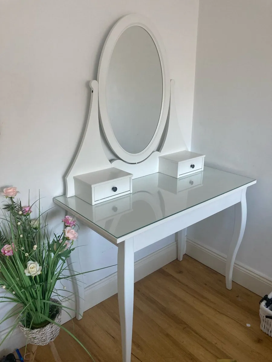 Dressing table - Image 1