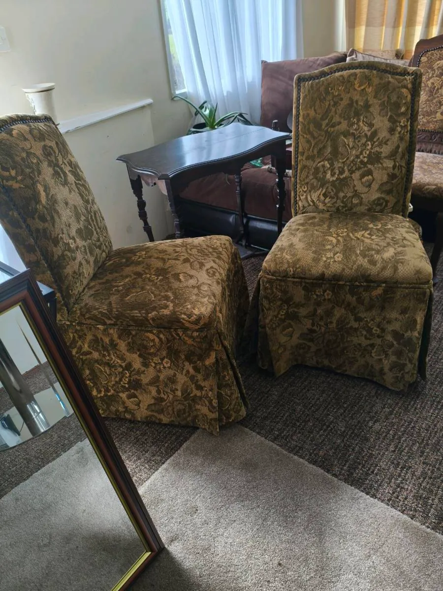 2 beautiful chairs table 70 lot - Image 1