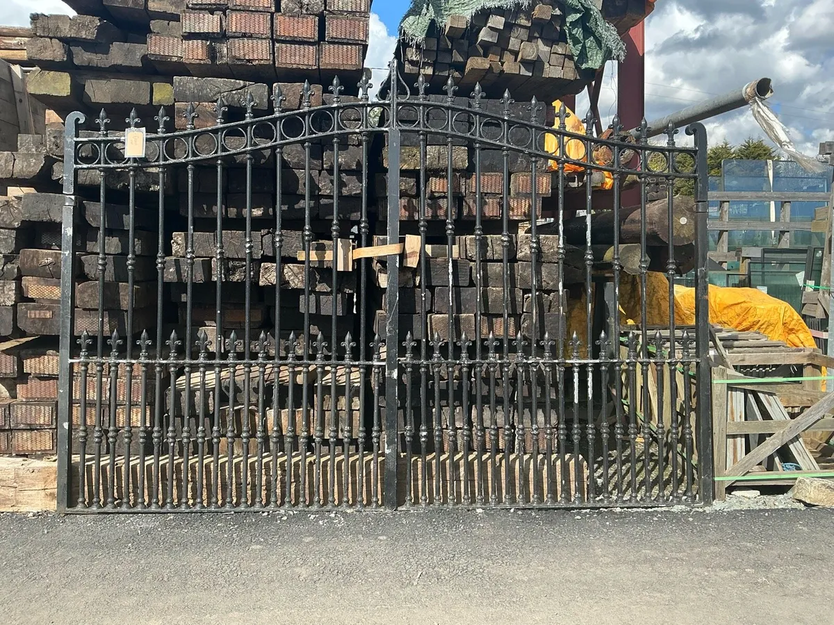 Ornamental wrought iron gates 11ft - Image 1