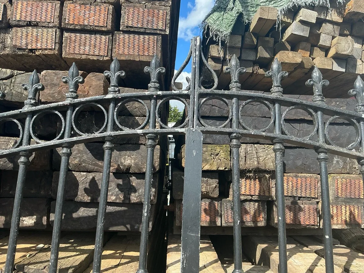 Ornamental wrought iron gates 11ft - Image 2