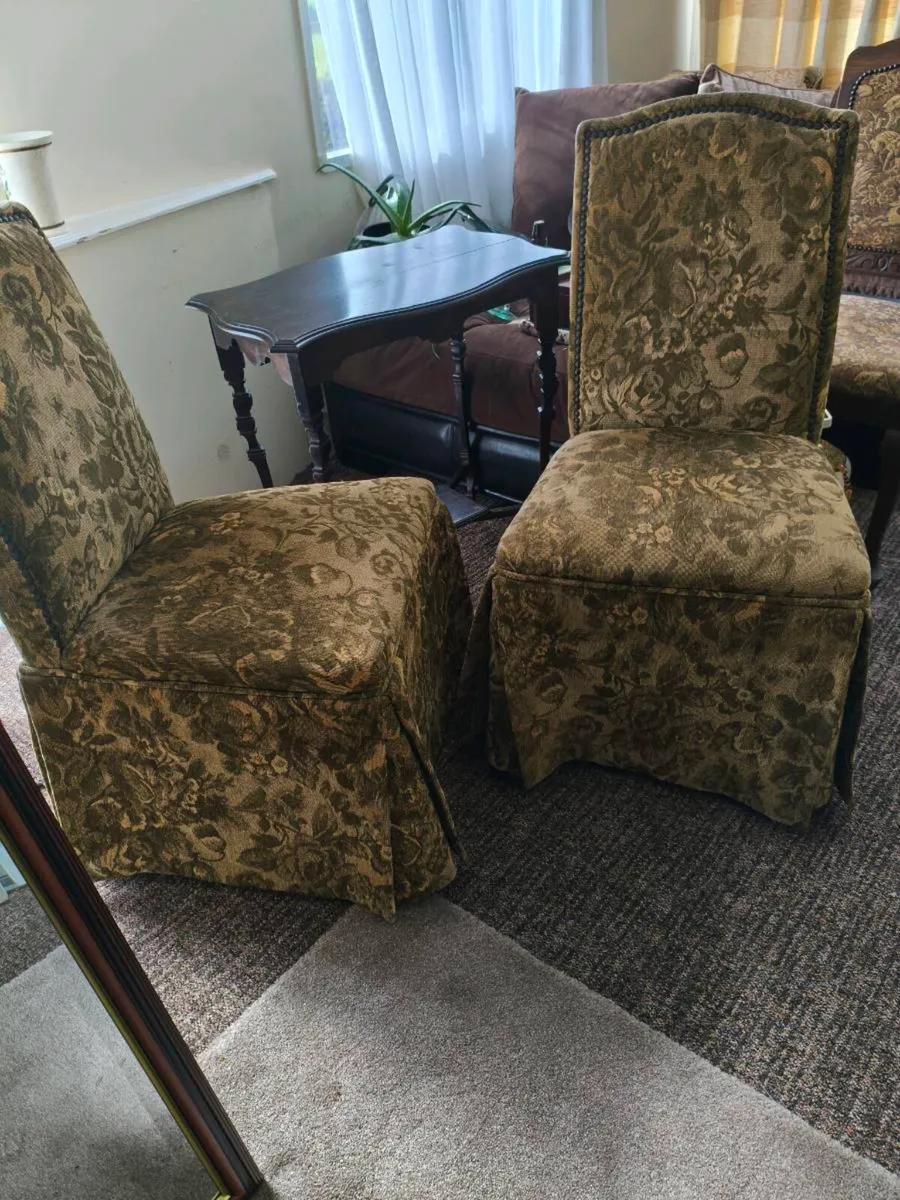 2 beautiful chairs table 70 lot - Image 3