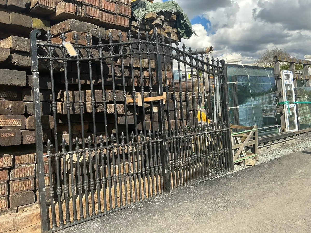 Ornamental wrought iron gates 11ft - Image 4