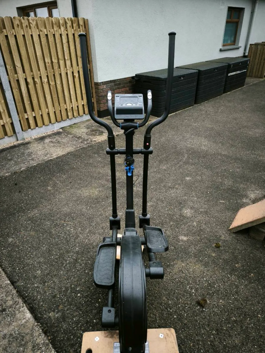 Cross trainer - Image 1