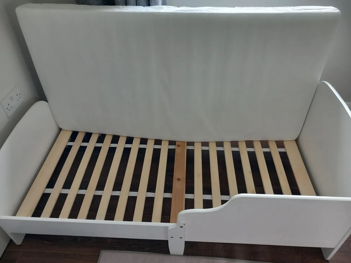Toddler bed and matress - Image 1