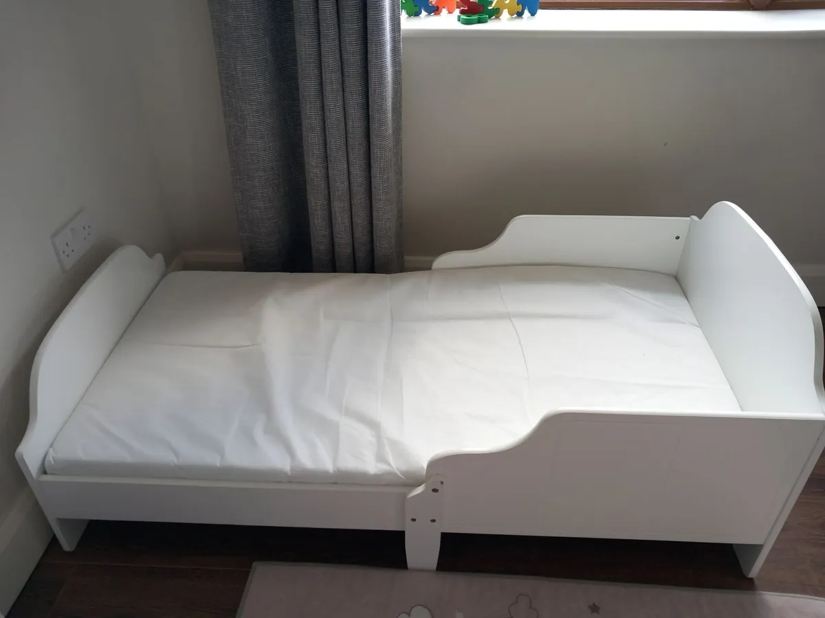 Toddler bed and matress - Image 3